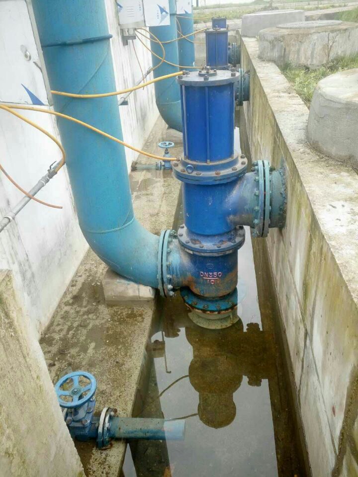 自來水廠角式排泥閥安裝現(xiàn)場